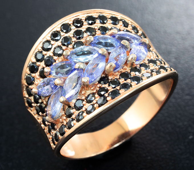 Широкое серебряное кольцо с танзанитами и черными шпинелями