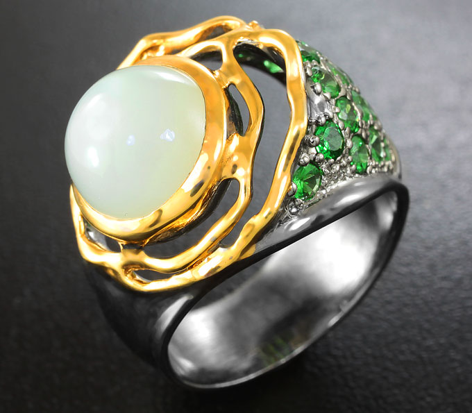 Серебряное кольцо с лунным камнем и цаворитами