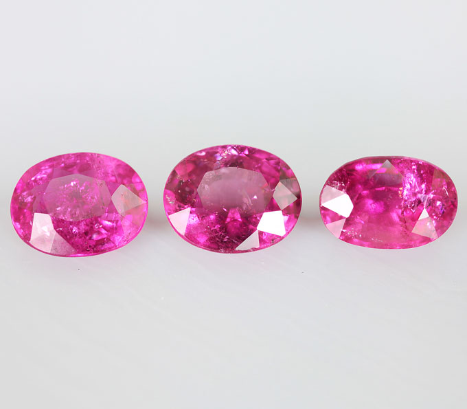 Набор из 3 насыщенных неоново-красных турмалинов 3,77 карат