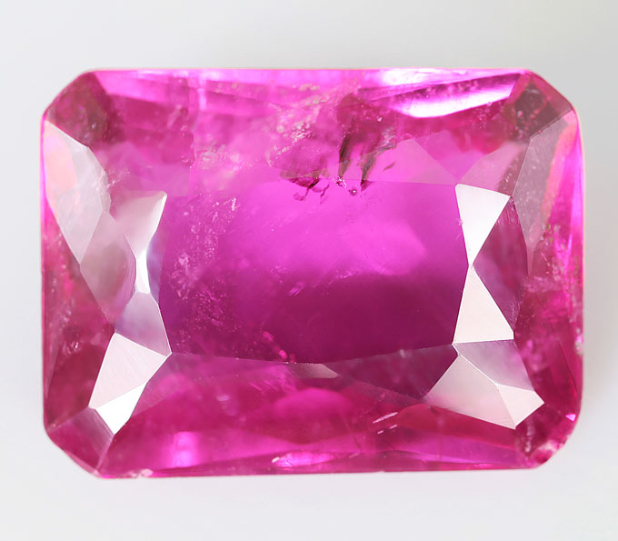 «Неоновый» рубеллит 5 карата