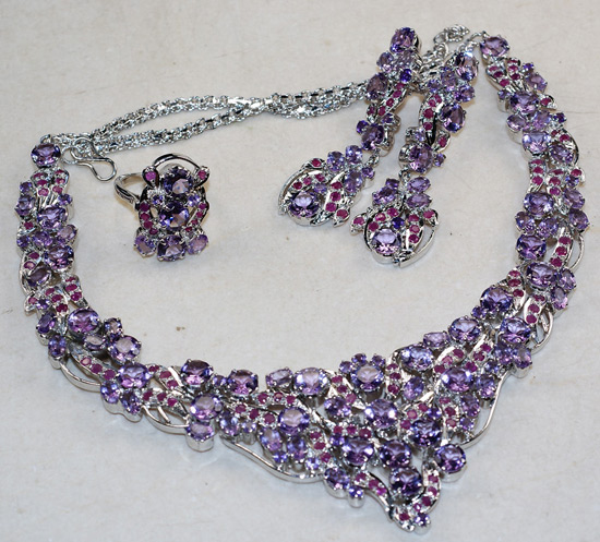 Потрясающий комплект с аметистами и рубинами