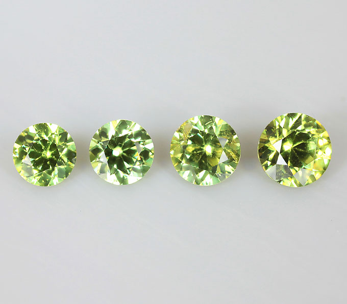 Набор из 4 уральских демантоидов 0,7 карат