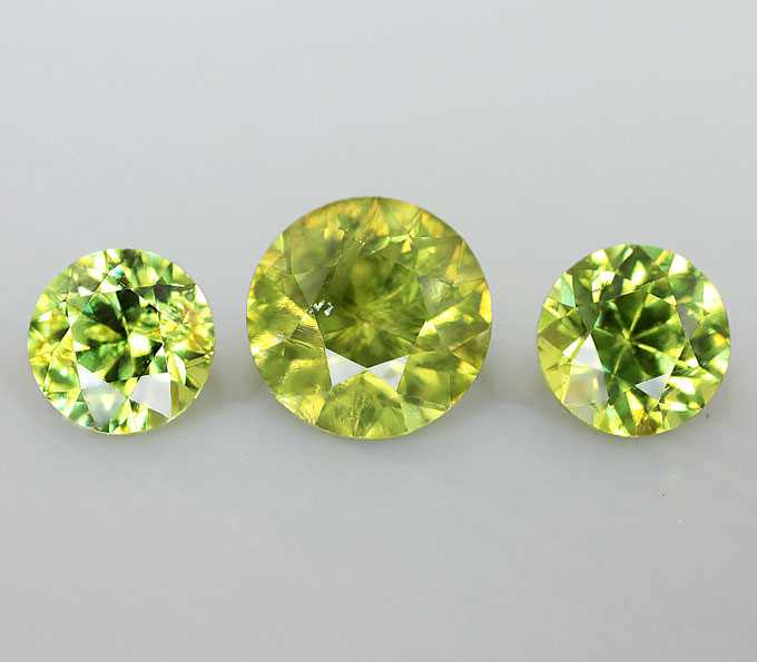 Набор из 3 уральских демантоидов 0,82 карат