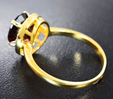 Золотое кольцо с великолепным родолитом 4,22 карата и бесцветными цирконами Золото