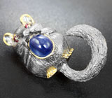 Серебряная брошь с синим сапфиром и родолитами гранатами Серебро 925