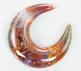 «Садовый» агат в форме полумесяца 27,22 карат 