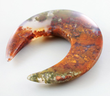 «Садовый» агат в форме полумесяца 27,22 карат 