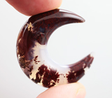 «Садовый» агат в форме полумесяца 29,41 карат 