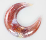 «Садовый» агат в форме полумесяца 24,83 карат 