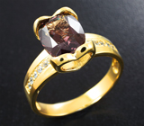 Золотое кольцо с крупным гранатом со сменой цвета 4,04 карата и лейкосапфирами Золото