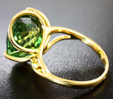 Золотое кольцо с редкого размера ярко-зеленым апатитом 13,1 карата и лейкосапфирами Золото