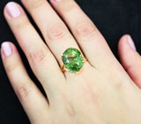 Золотое кольцо с редкого размера ярко-зеленым апатитом 13,1 карата и лейкосапфирами Золото