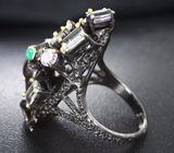 Серебряное кольцо с родолитом, иолитом, бесцветным кварцем, аметистами и зелеными агатами Серебро 925