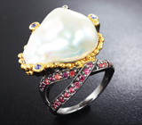 Серебряное кольцо с жемчужиной барокко, синими и красно-оранжевыми сапфирами