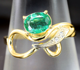 Золотое кольцо с ярким уральским изумрудом 0,79 карата и лейкосапфирами Золото