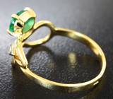 Золотое кольцо с ярким уральским изумрудом 0,79 карата и лейкосапфирами Золото