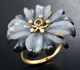Золотое кольцо с резным цветком из оникса и кварца 21,39 карата, синим и бесцветными сапфирами Золото
