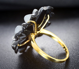 Золотое кольцо с резным цветком из оникса и кварца 21,39 карата, синим и бесцветными сапфирами Золото