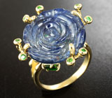 Золотое кольцо с крупным резным синим сапфиром 11,16 карата и цаворитами Золото