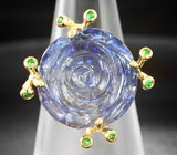 Золотое кольцо с крупным резным синим сапфиром 11,16 карата и цаворитами Золото