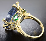 Золотое кольцо с крупным резным синим сапфиром 11,16 карата и цаворитами Золото