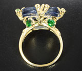 Золотое кольцо с крупным резным синим сапфиром 11,16 карата и цаворитами Золото