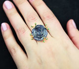Золотое кольцо с крупным резным синим сапфиром 11,16 карата и цаворитами Золото