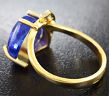 Золотое кольцо с насыщенным кабошоном танзанита 7,9 карата и лейкосапфирами Золото