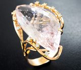 Кольцо с крупным морганитом и бриллиантами Золото