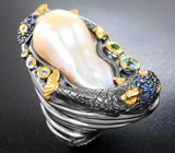 Серебряное кольцо с  жемчужиной барокко, голубым топазом, изумрудом, синими и оранжевыми сапфирами