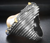 Серебряное кольцо с  жемчужиной барокко, голубым топазом, изумрудом, синими и оранжевыми сапфирами