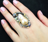 Серебряное кольцо с  жемчужиной барокко, голубым топазом, изумрудом, синими и оранжевыми сапфирами Серебро 925