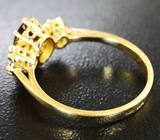 Золотое кольцо с контрастным андалузитом 1,25 карат и зелеными сапфирами Золото