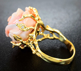 Золотое кольцо с натуральным резным кораллом 20,54 карата и бриллиантами Золото