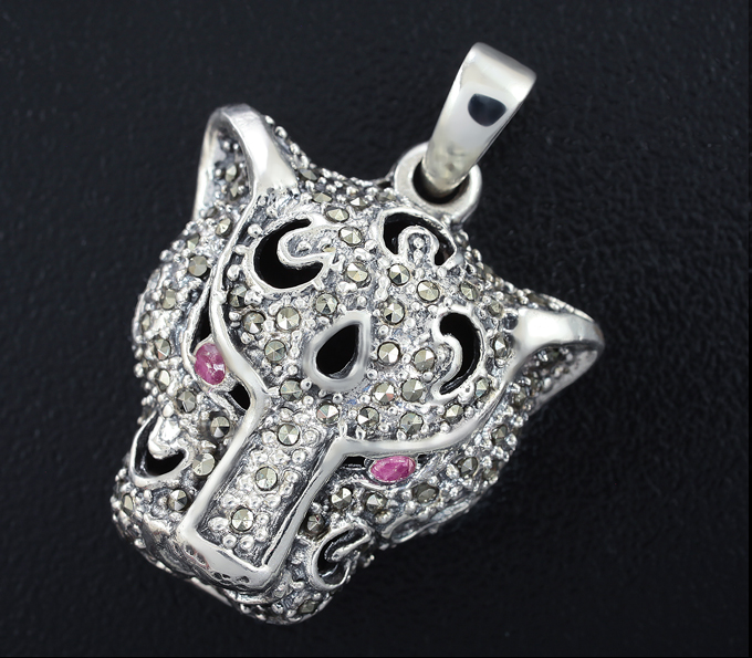 Серебряный кулон «Тигр» с марказитами и сапфирами