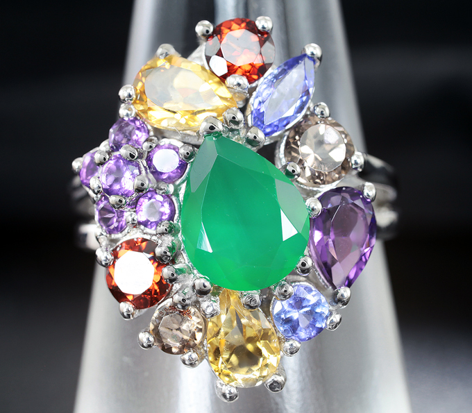 Праздничное серебряное кольцо с зеленым агатом и самоцветами