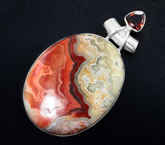 Серебряный кулон с пейзажным агатом и мозамбикским гранатом