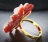 Золотое кольцо с резным цветком из красного агата и кварца 22,17 карата, рубином и  лейкосапфирами Золото