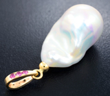 Двусторонний золотой кулон с морской жемчужиной барокко 37,9 карата, желтыми сапфирами и рубинами Золото