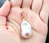 Двусторонний золотой кулон с морской жемчужиной барокко 37,9 карата, желтыми сапфирами и рубинами Золото