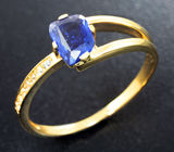 Золотое кольцо с синим сапфиром 0,98 карата и лейкосапфирами Золото