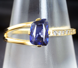 Золотое кольцо с синим сапфиром 0,98 карата и лейкосапфирами Золото