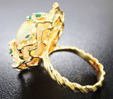 Золотое кольцо с крупным кристаллическим эфиопским опалом 12,5 карата, желтыми сапфирами, изумрудами и бриллиантами Золото
