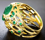 Эффектное золотое кольцо с крупным уральским изумрудом 9,05 карат и бриллиантами Золото