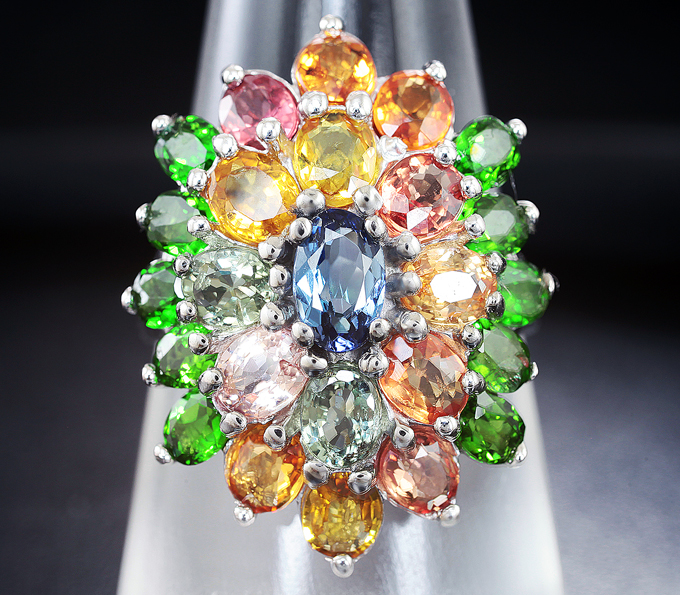Праздничное серебряное кольцо с разноцветными сапфирами и диопсидами