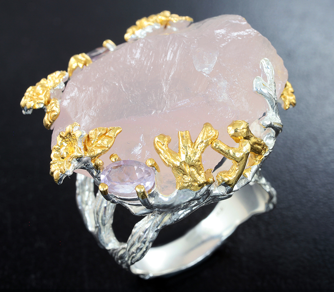 Серебряное кольцо с розовым кварцем 29 карат и аметистами