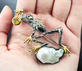 Серебряная брошь с жемчужиной барокко и золотистым сфеном Серебро 925