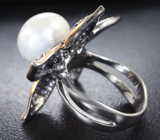 Серебряное кольцо с жемчужиной, синими и бесцветными сапфирами Серебро 925