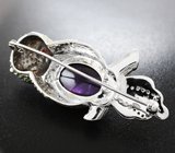 Серебряная брошь со сливовым аметистом 11,45 карата, оранжевыми сапфирами и цаворитами Серебро 925