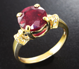Золотое кольцо с крупным рубином 4,2 карата и бесцветными цирконами Золото